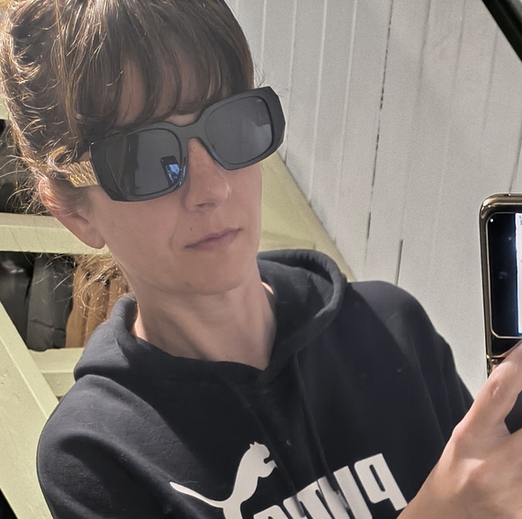 Women's gold chain ⛓️ link black frame sunglasses 🕶️ - Picture 2 of 12